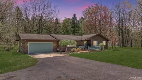 n3301 Fairwood Lane, Iron Mountain, MI 49801
