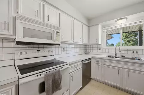 Kitchen - 15366 Van Meter, Macomb, MI 48044 photo 3 of 4