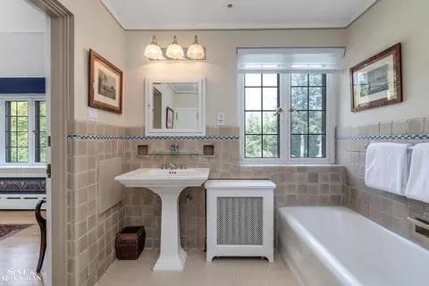 Bath - 257 Ridge, Grosse Pointe Farms, MI 48236 photo 1 of 2
