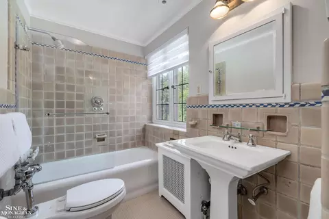 Bath - 257 Ridge, Grosse Pointe Farms, MI 48236 photo 2 of 2