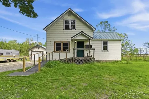 412 W Almeda Bch, Pinconning, MI 48650
