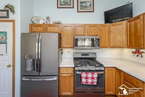 Kitchen - 6820 Stonegate, Temperance, MI 48182 photo 4 of 8