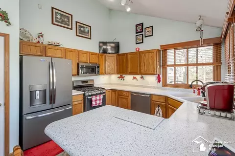 Kitchen - 6820 Stonegate, Temperance, MI 48182 photo 3 of 8