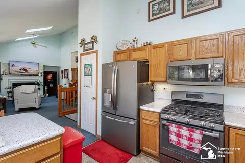 Kitchen - 6820 Stonegate, Temperance, MI 48182 photo 5 of 8