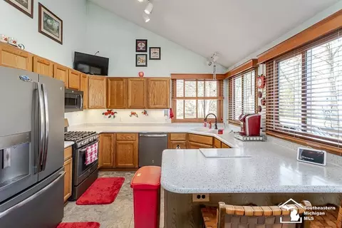 Kitchen - 6820 Stonegate, Temperance, MI 48182 photo 2 of 8