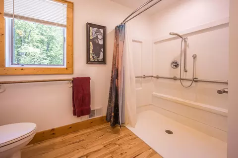 Bath - 240 Hilts, Gladwin, MI 48624 photo 5 of 5