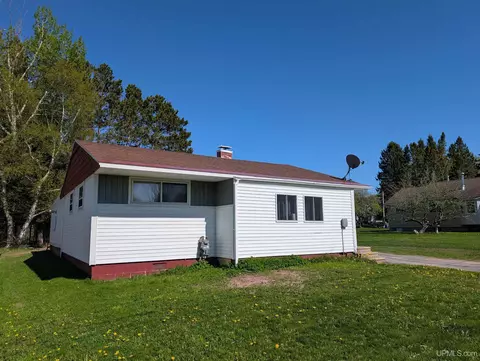 1414 Center St, Munising, MI 49862