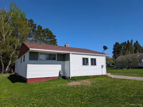 1414 Center St, Munising, MI 49862