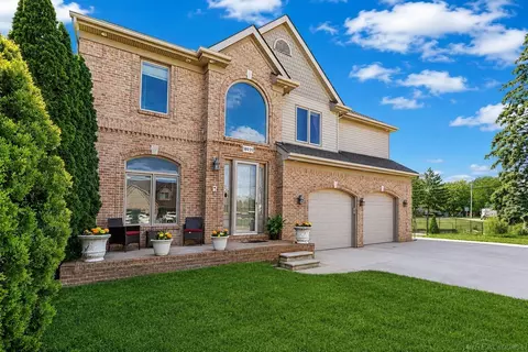 38035 Pointe Rosa, Harrison Township, MI 48045