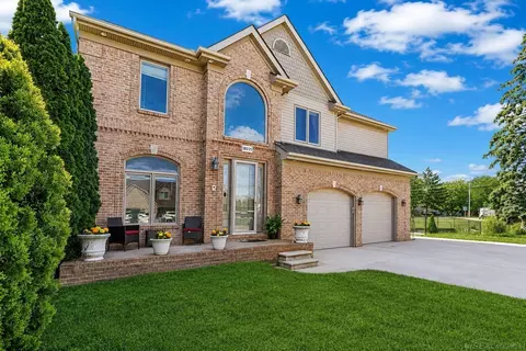 38035 Pointe Rosa, Harrison Township, MI 48045