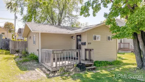 819 E C, Iron Mountain, MI 49801