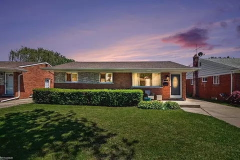 29808 Maplegrove, Saint Clair Shores, MI 48082