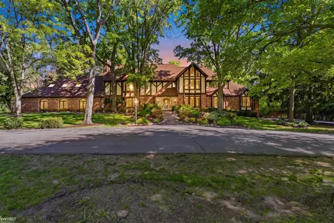 9220 Creekwood Lk, Grand Blanc, MI 48439
