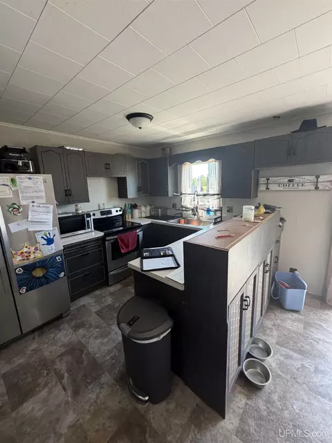 Kitchen - 6980 E Ln, Bark River, MI 49807 photo 2 of 3