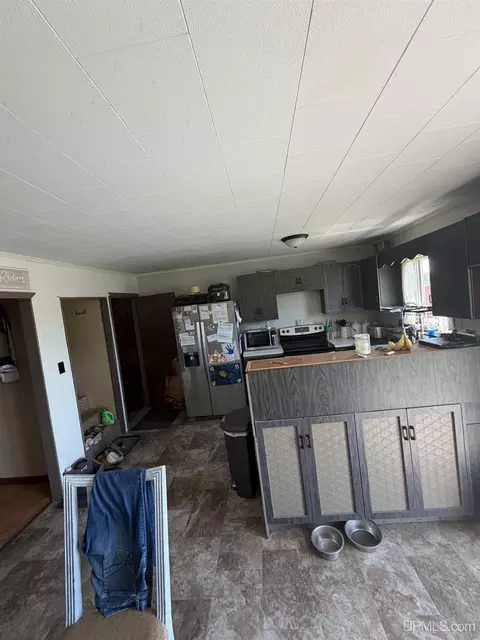 Kitchen - 6980 E Ln, Bark River, MI 49807 photo 3 of 3