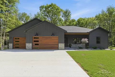 875 S Crooked Tree, Midland, MI 48640