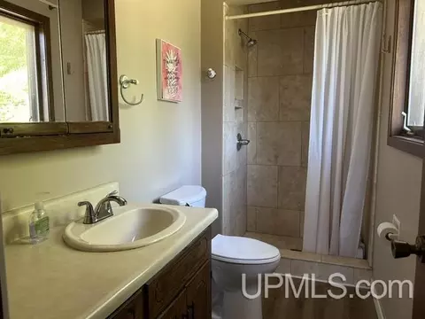 Bath - 1525 Glenwood Ln, Ishpeming, MI 49849 photo 2 of 3