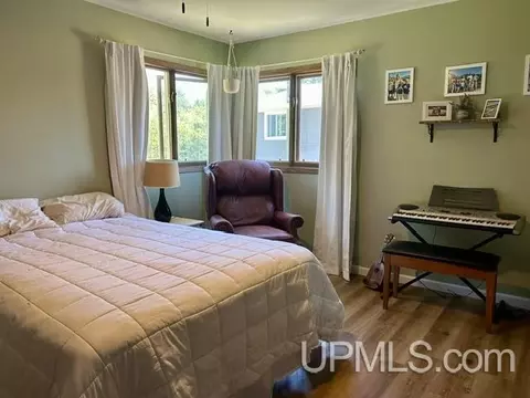 Bedroom - 1525 Glenwood Ln, Ishpeming, MI 49849 photo 2 of 4