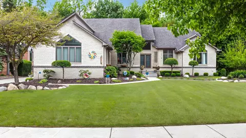 43737 Saint Julian, Sterling Heights, MI 48314