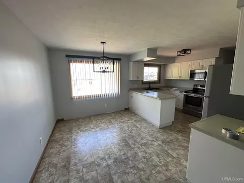 2205 S 6th, Escanaba, MI 49829 photo 5
