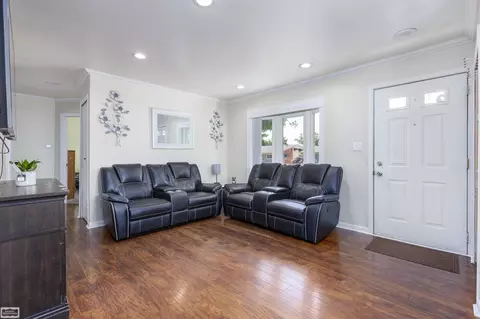 Living - 18029 Rainbow, Fraser, MI 48026 photo 2 of 2