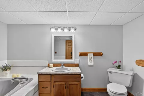 Bath - 637 Riverview, Gladwin, MI 48624 photo 4 of 6