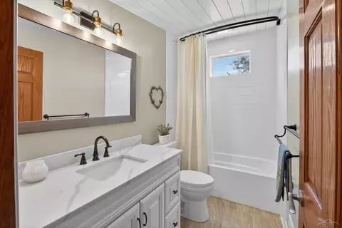 Bath - 637 Riverview, Gladwin, MI 48624 photo 3 of 6