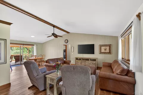 Living - 637 Riverview, Gladwin, MI 48624 photo 2 of 5