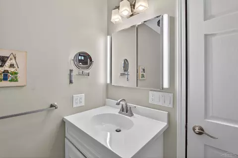 Bath - 637 Riverview, Gladwin, MI 48624 photo 2 of 6