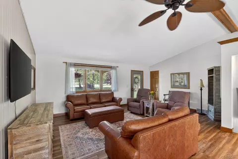 Living - 637 Riverview, Gladwin, MI 48624 photo 3 of 5