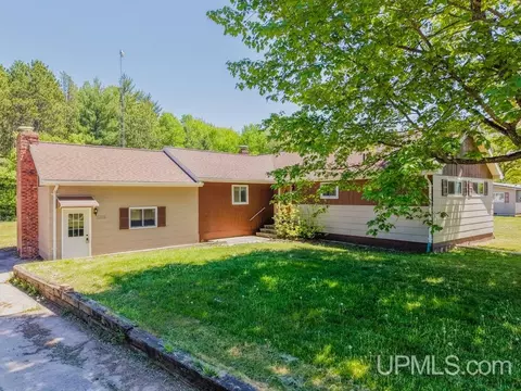 10076 State Hwy M35, Gladstone, MI 49837