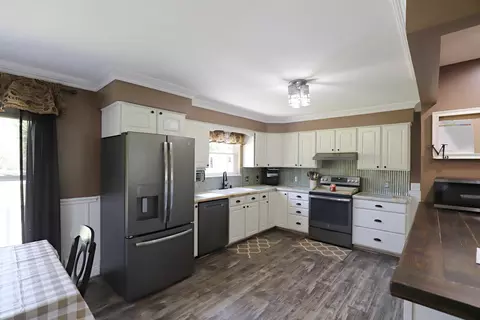 Kitchen - 6285 Chicago, Flushing, MI 48433 photo 4 of 6