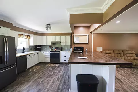 Kitchen - 6285 Chicago, Flushing, MI 48433 photo 5 of 6