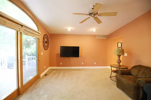 Living - 1536 Suzanne, Flushing, MI 48433 photo 2 of 2