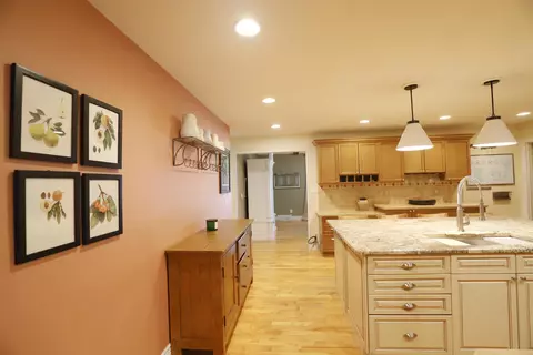 Entry Way - 1536 Suzanne, Flushing, MI 48433 photo 2 of 3