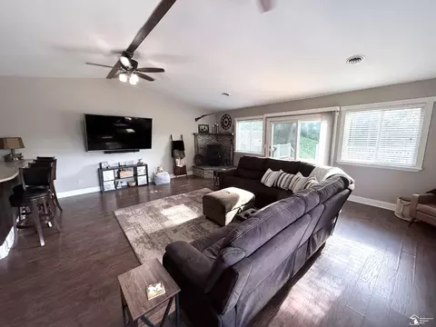 Living - 2911 Whitlock, Jackson, MI 49202 photo 1 of 4
