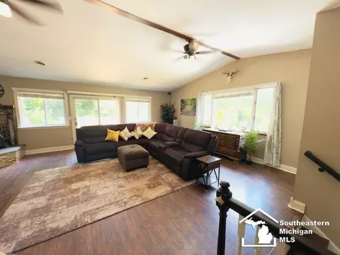 Living - 2911 Whitlock, Jackson, MI 49202 photo 2 of 4