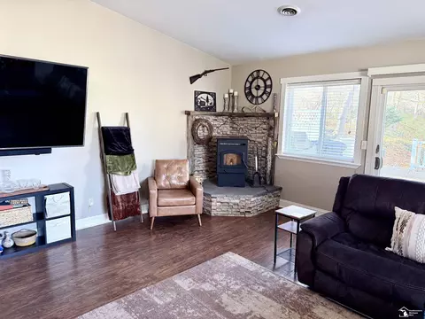 Living - 2911 Whitlock, Jackson, MI 49202 photo 3 of 4