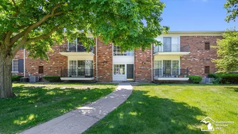 490 Fox Hls #8, Bloomfield Hills, MI 48304