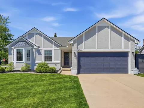 27555 Cedar Gln, Chesterfield, MI 48051