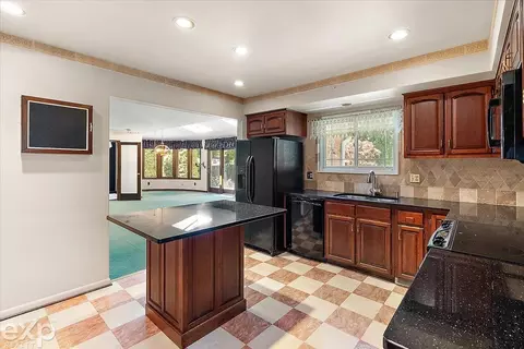 Kitchen - 100 Moran, Grosse Pointe Farms, MI 48236 photo 3 of 5