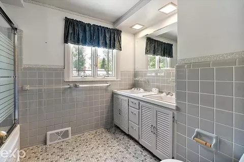 Bath - 100 Moran, Grosse Pointe Farms, MI 48236 photo 5 of 8