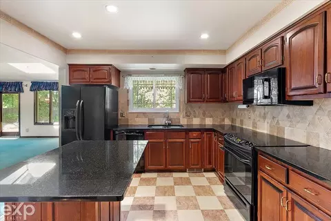 Kitchen - 100 Moran, Grosse Pointe Farms, MI 48236 photo 2 of 5