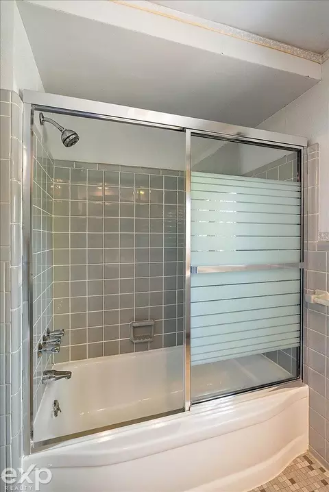 Bath - 100 Moran, Grosse Pointe Farms, MI 48236 photo 6 of 8