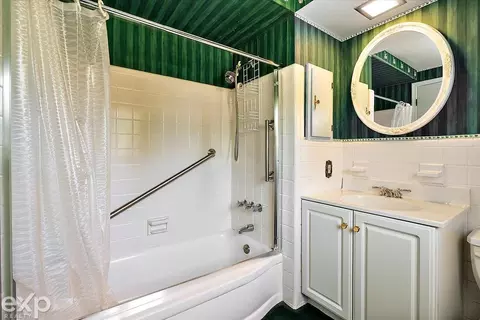 Bath - 100 Moran, Grosse Pointe Farms, MI 48236 photo 4 of 8