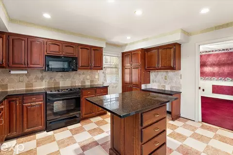 Kitchen - 100 Moran, Grosse Pointe Farms, MI 48236 photo 5 of 5