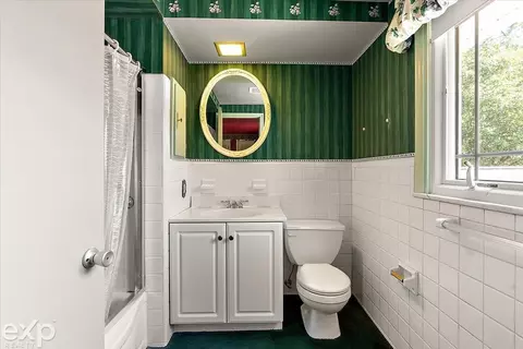 Bath - 100 Moran, Grosse Pointe Farms, MI 48236 photo 3 of 8