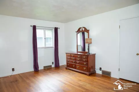 Bedroom - 4666 E Dunbar Rd, Monroe, MI 48161 photo 2 of 6