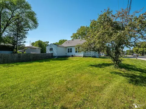 Exterior - 8237 Lewis, Temperance, MI 48182 photo 9 of 10