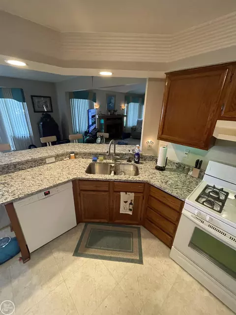 Kitchen - 23945 Settlers, Macomb, MI 48042 photo 1 of 4